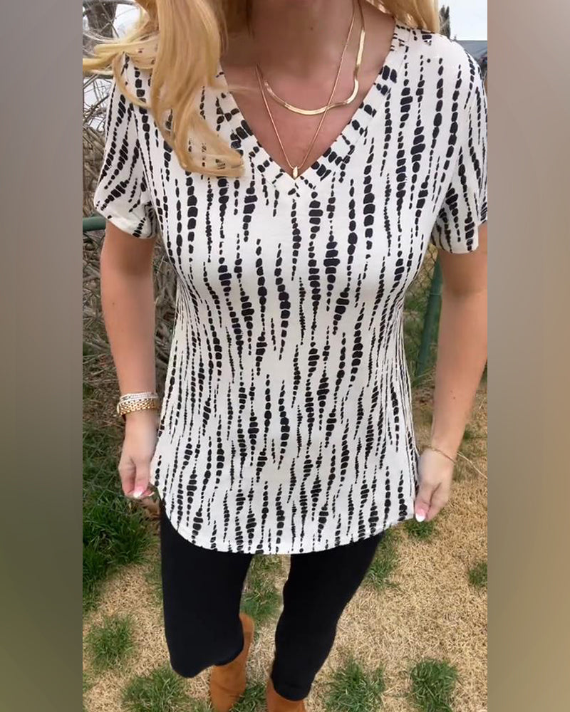 Printed Short-Sleeved V-Neck T-Shirt