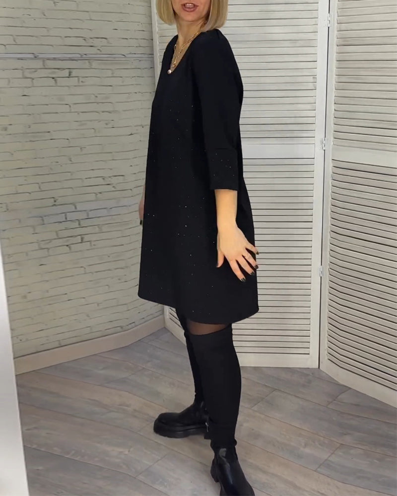 Elegant v-neck dress with three-quarter sleeves